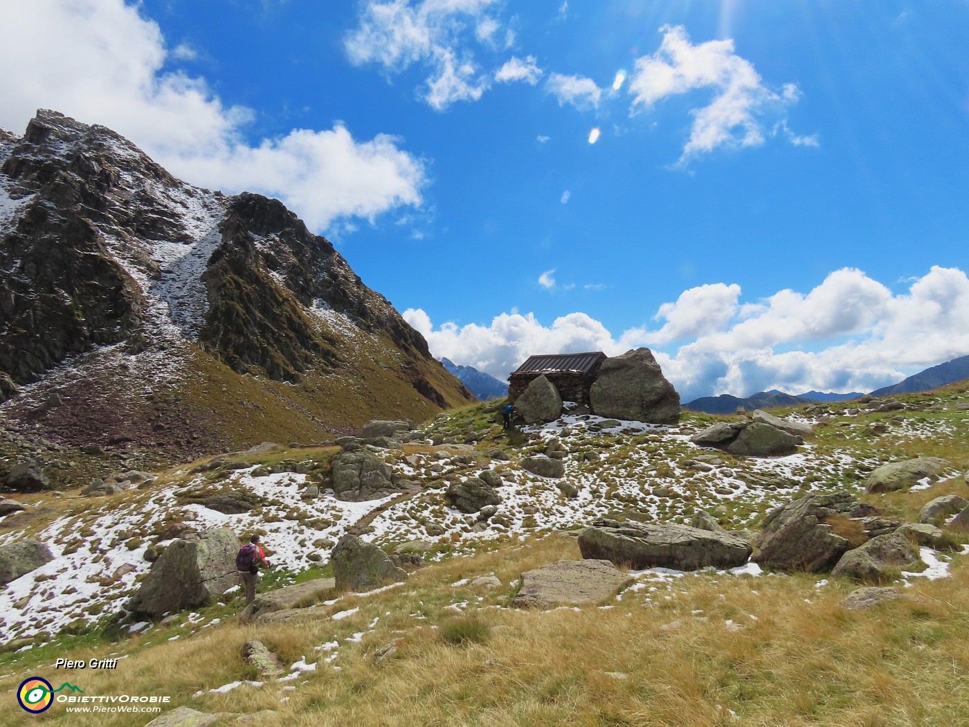 38 Ed ora scendiamo passando dalla Baita dei Tre Pizzi (2116 m).JPG